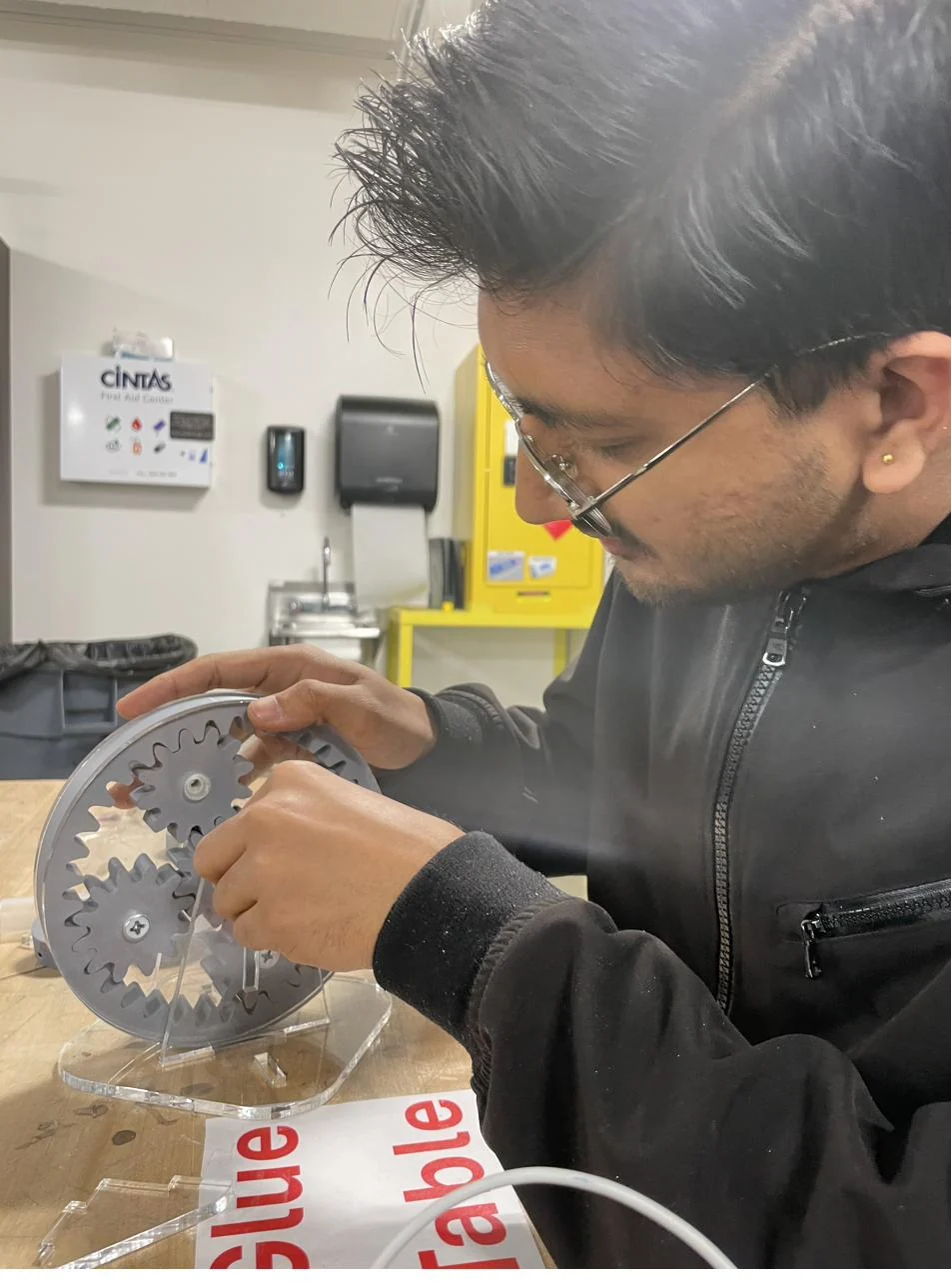 Working in lab with planetary gear